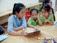 Các em học sinh rất hứng thú học tiếng anh với chị Ngô Thanh Nguyên