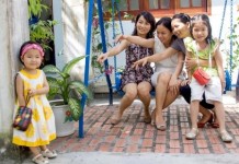 Thay vì được tôn trọng như một thành viên trong gia đình, trẻ em Việt luôn bị người lớn đem ra làm đối tượng trêu đùa, chọc ghẹo. (hình minh họa)