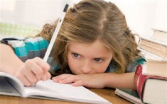 Mẹo giúp cha mẹ giữ bình tĩnh khi dạy trẻ làm bài tập