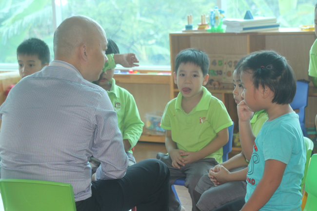Ông Nguyễn Bá Hùng (Chủ tịch HDQT) nói chuyện về kỷ năng sống với lớp NewTon